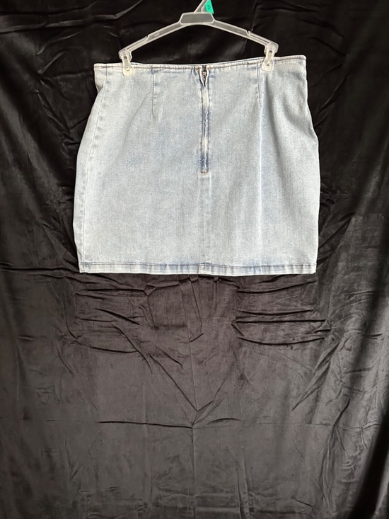 Wild Fable, faded blue denim stretch skirt, juniors size 17 - Picture 4 of 6